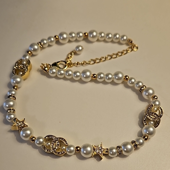 Elegant Pearl and Gold Necklace - Picture 5 of 9